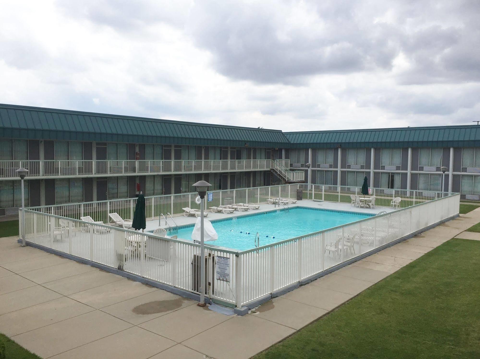 Red Roof Inn & Suites Dekalb DeKalb Exterior foto